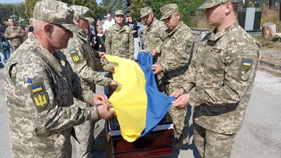 Прапор над труною бійця Прапор над труною бійця