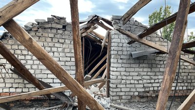 "Все здригнулося, дах пробитий". Війська РФ двічі обстріляли багатоповерхівку у Херсоні