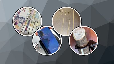 Речові докази — кайданки, пристебнуті до дерева, телефон, гроші та коштовності
