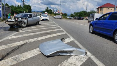 Дві автівки зіткнулися у Мукачеві на Закарпатті Дві автівки зіткнулися у Мукачеві на Закарпатті