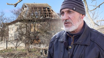 "Там даху нема, там — пів хати знесло". Жителі Чорнобаївки поблизу Херсона долають наслідки атаки РФ