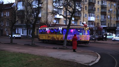 У Житомирі вулицями міста курсував музичний трамвай з казковими героями У Житомирі вулицями міста курсував музичний трамвай з казковими героями