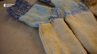 В'яжуть шкарпетки та готують варення: як подружжя пенсіонерів з Одеси допомагає ЗСУ В'яжуть шкарпетки та готують варення: як подружжя пенсіонерів з Одеси допомагає ЗСУ