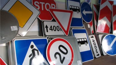 70% дорожніх знаків на Дніпропетровщині не виконують своїх прямих функцій – громадська організація