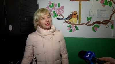 У райцентрі Житомирщини стіни всіх під'їздів п'ятиповерхівки розмалювали малюнками У райцентрі Житомирщини стіни всіх під'їздів п'ятиповерхівки розмалювали малюнками