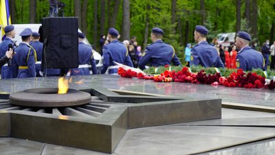 9 травня у Харкові: до Меморіалу Слави несуть квіти 9 травня у Харкові: до Меморіалу Слави несуть квіти