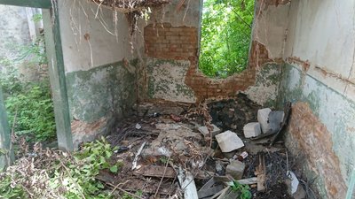 У Луцьку біля лабораторії, де тестують на COVID-19, знайшли використані шприци і засоби захисту У Луцьку біля лабораторії, де тестують на COVID-19, знайшли використані шприци і засоби захисту