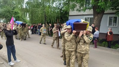 "Загинули в один день". У Сумах попрощалися із бойовими побратимами Анатолієм Антоновим та Юрієм Пономарьовим "Загинули в один день". У Сумах попрощалися із бойовими побратимами Анатолієм Антоновим та Юрієм Пономарьовим