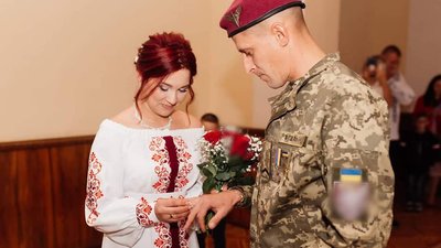 "Ми любимо одне одного і ми — щасливі". Прикарпатець повернувся на кілька днів з фронту, щоб одружитися