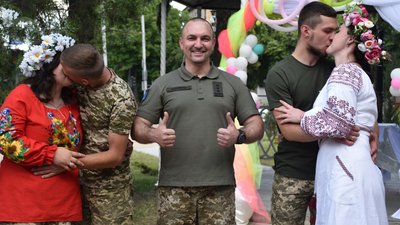 Весілля на передовій: на Донеччині одружилися дві пари військових з волинської бригади