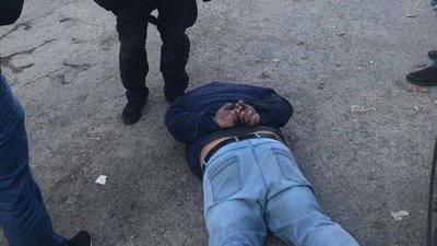 В Одесі затримали трьох людей, яких підозрюють у вимаганні грошей в підприємця В Одесі затримали трьох людей, яких підозрюють у вимаганні грошей в підприємця