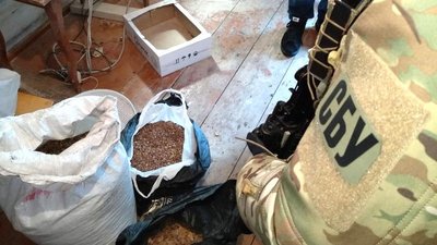 Рекордна партія цього року: на Рівненщині поліцейські вилучили 350 кілограмів бурштину Рекордна партія цього року: на Рівненщині поліцейські вилучили 350 кілограмів бурштину
