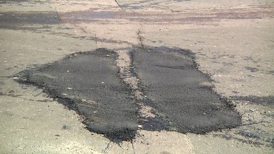 У Житомирі розпочали латати ями на дорогах. Як це відбувається У Житомирі розпочали латати ями на дорогах. Як це відбувається