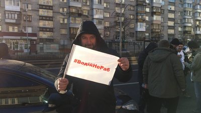 Вимагають підняти тарифи. У Києві таксисти вийшли на мітинг Вимагають підняти тарифи. У Києві таксисти вийшли на мітинг
