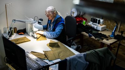 «Потрібні солдатам і в тероборону». На Львівщині волонтерська родина шиє тактичні жилети для бійців «Потрібні солдатам і в тероборону». На Львівщині волонтерська родина шиє тактичні жилети для бійців