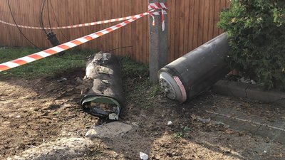 Пошкоджений університет та нерозірваний снаряд серед будинків. Що говорять миколаївці про нічний обстріл міста Пошкоджений університет та нерозірваний снаряд серед будинків. Що говорять миколаївці про нічний обстріл міста