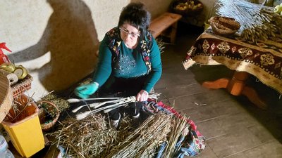 "Військові їх носять у кишеньках": черкаська майстриня в’яже дідухи і робить мотанки