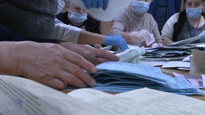 Всі бюлетені спочатку сортують за кольором, потім за партією і за кандидатами. Всі бюлетені спочатку сортують за кольором, потім за партією і за кандидатами.