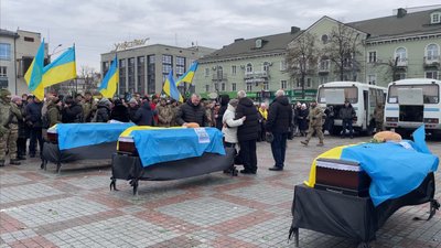 У Рівному попрощались із трьома бійцями, які в різний період загинули на Донеччині У Рівному попрощались із трьома бійцями, які в різний період загинули на Донеччині