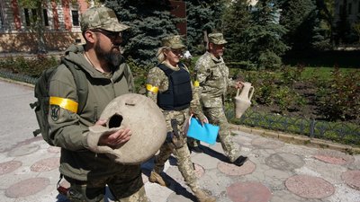 Одеська бригада Сил тероборони знайшла стародавні амфори під час фортифікаційних робіт Одеська бригада Сил тероборони знайшла стародавні амфори під час фортифікаційних робіт
