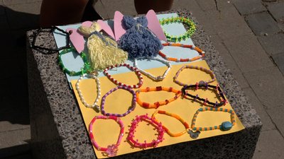10-річна дівчинка з Івано-Франківщини виготовляє прикраси й продає їх для підтримки ЗСУ 10-річна дівчинка з Івано-Франківщини виготовляє прикраси й продає їх для підтримки ЗСУ