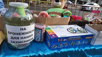 В Одесі діти продають іграшки та збирають гроші для ЗСУ В Одесі діти продають іграшки та збирають гроші для ЗСУ