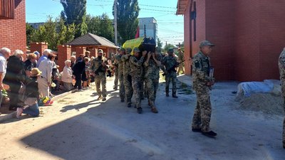 У Сумах поховали загиблого захисника Максима Харченка У Сумах поховали загиблого захисника Максима Харченка