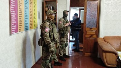 У Чернігові проводять обшуки і затримання у реабілітаційному центрі для алко та наркозалежних У Чернігові проводять обшуки і затримання у реабілітаційному центрі для алко та наркозалежних