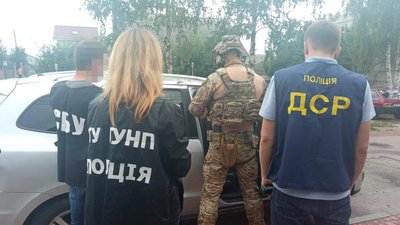 Продавав автомобілі, розмитнені як гуманітарка для ЗСУ – у Житомирі судитимуть псевдоволонтера