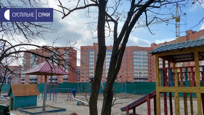 На місці дитячого майданчика у Сумах хочуть збудувати автостоянку На місці дитячого майданчика у Сумах хочуть збудувати автостоянку