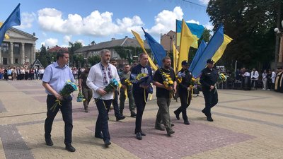 Покладання квітів до Монумента Незалежності під час урочистостей до Дня Конституції України