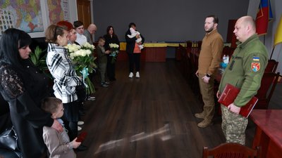 Державні відзнаки вручили родинам військовослужбовців у Хмельницькому Державні відзнаки вручили родинам військовослужбовців у Хмельницькому