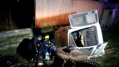 На Закарпатті автомобіль з'їхав у кювет: одна людина загинула, троє — травмовані