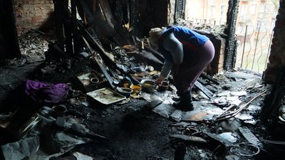 Обгорілі стіни та затоплені ліжка. Як живуть люди у зруйнованому будинку у Чернігові Обгорілі стіни та затоплені ліжка. Як живуть люди у зруйнованому будинку у Чернігові