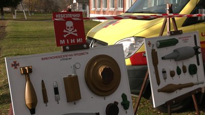 Навчає правил з мінної безпеки: чернігівський сапер "Кракен", який підірвався на міні, повернувся до роботи Навчає правил з мінної безпеки: чернігівський сапер "Кракен", який підірвався на міні, повернувся до роботи