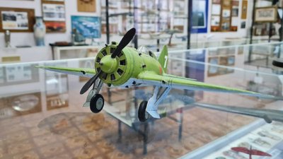 Військовий льотчик з Кропивницького виготовляє паперові моделі літаків та ракет Військовий льотчик з Кропивницького виготовляє паперові моделі літаків та ракет