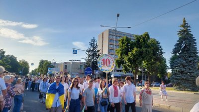 У вишиванках та з прапорами: у Черкасах випускники подякували ЗСУ У вишиванках та з прапорами: у Черкасах випускники подякували ЗСУ