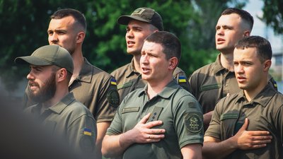 Одеські нацгвардійці зіграли благодійний футбольний матч разом із ветеранами "Чорноморця" Одеські нацгвардійці зіграли благодійний футбольний матч разом із ветеранами "Чорноморця"