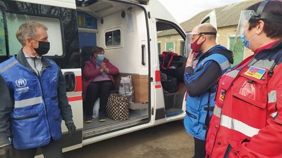 Через мінне поле ґрунтовкою: як харківські волонтери допомагають COVID-хворим на лінії розмежування