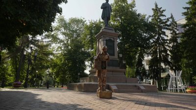 Дмитро Буйвал в образі живої скульптури у Сумах Дмитро Буйвал в образі живої скульптури у Сумах
