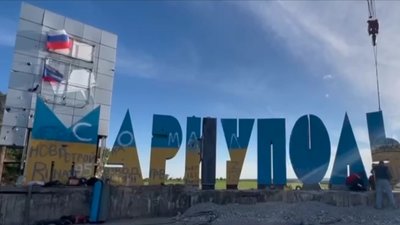 Російські окупанти змінили стелу Маріуполя — переклали назву на російську