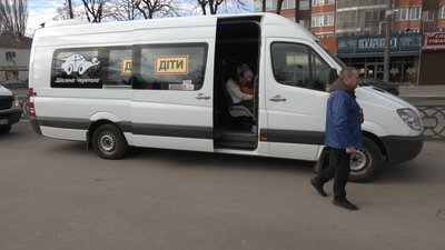 "Нехай діти не бачать війни": рівненський перевізник безкоштовно возить переселенців до кордону "Нехай діти не бачать війни": рівненський перевізник безкоштовно возить переселенців до кордону