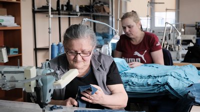 Викладачі робототехніки та швачки: на Буковині допомагають працевлаштовувати вимушених переселенців