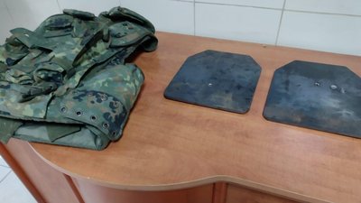 Не витримували пострілу кулі. На Львівщині затримали юнака, який продавав непридатні пластини для бронежилетів