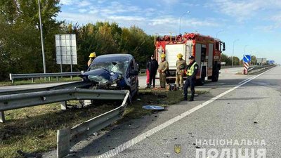 На Полтавщині легковик в’їхав у відбійник На Полтавщині легковик в’їхав у відбійник