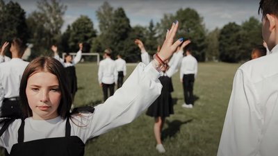 На Тернопільщині випускники школи записали відео шкільного вальсу На Тернопільщині випускники школи записали відео шкільного вальсу