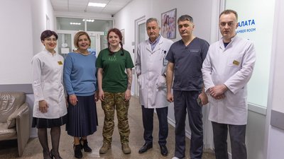 Парамедикиня "Пташка" відвідала поранених бійців Парамедикиня "Пташка" відвідала поранених бійців