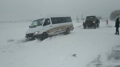 На Прикарпатті пасажирський автобус з'їхав у кювет. Рятувальники надали допомогу