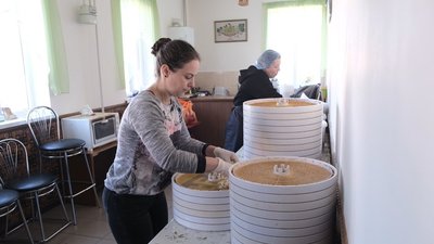 Залити кип'ятком і готово: як на Вінниччині готують сухі борщі для захисників Залити кип'ятком і готово: як на Вінниччині готують сухі борщі для захисників