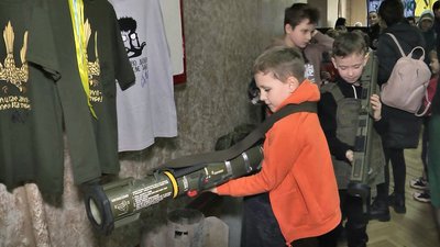 У луцькому ліцеї влаштували ярмарок, щоб зібрати гроші на військові рації У луцькому ліцеї влаштували ярмарок, щоб зібрати гроші на військові рації